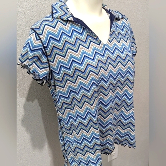 Brisas v neck collared top with blue and tan zig zag design, sz large - Picture 4 of 9